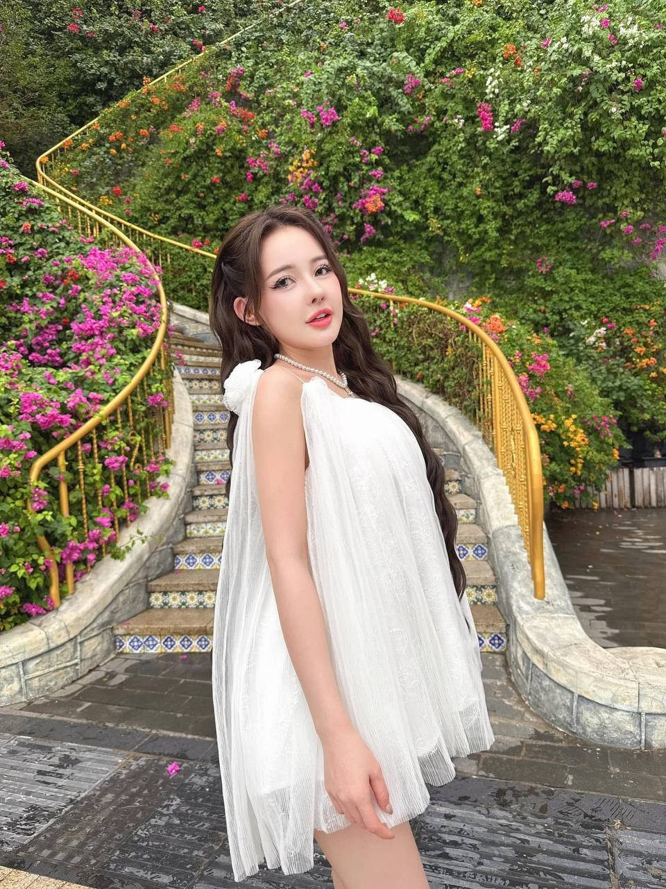 Dù vậy, cũng không ít những lần Ngân 98 gây bất ngờ khi xuất hiện với diện mạo kín đáo, makeup nhẹ nhàng và phong thái dịu dàng hơn hẳn. Nhưng tiếc rằng, chưa kịp lấy lại thiện cảm thì cô lại nhanh chóng quay về cách ăn mặc hở hang tới lố lăng, khiến hình ảnh cá nhân mãi loay hoay trong vùng tranh cãi giữa tự do thể hiện phong cách cá nhân và phản cảm quá đà.