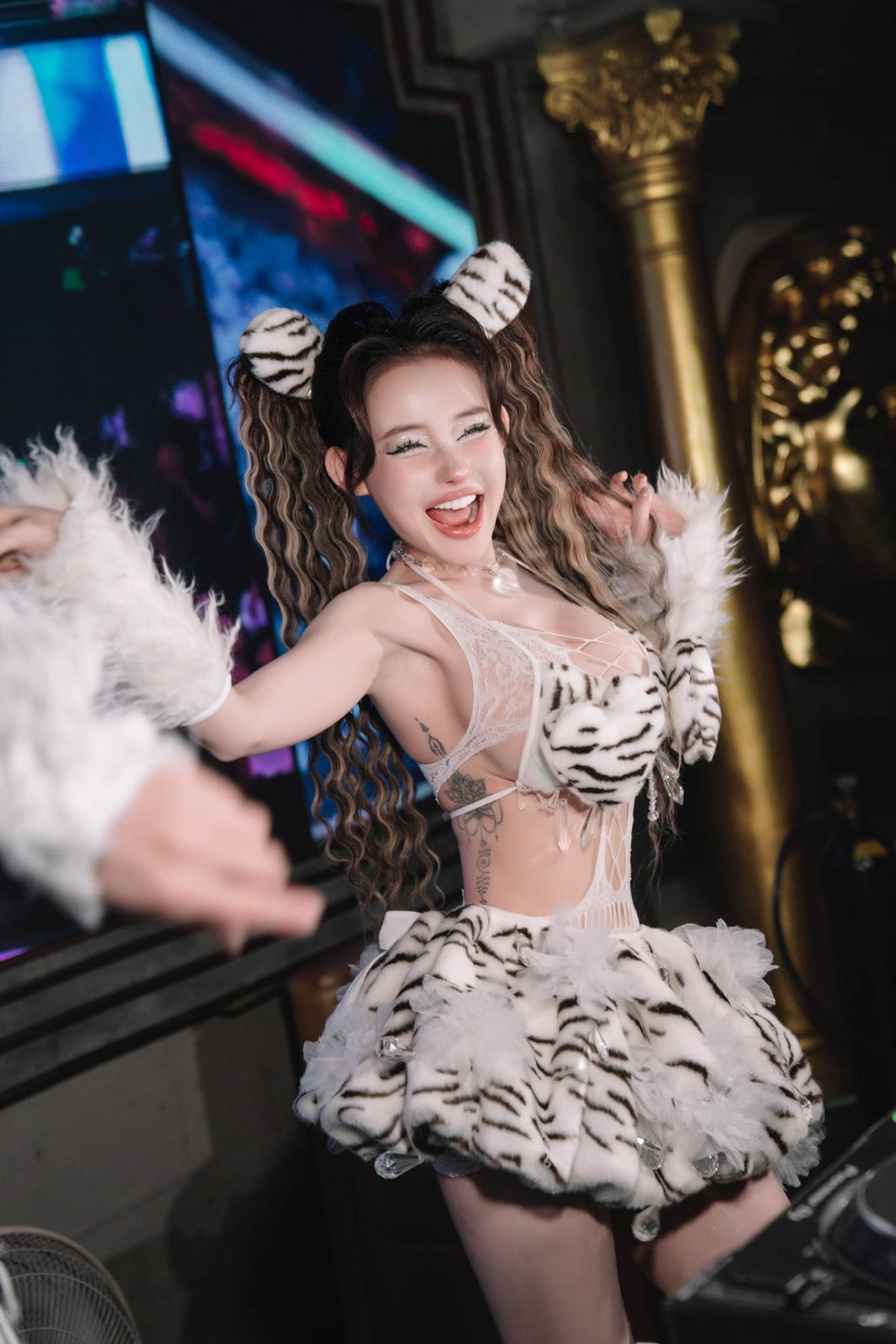 Không ít lần, nữ DJ nổi tiếng xuất hiện tại các sự kiện hay đăng tải hình ảnh lên mạng xã hội trong những bộ đồ hở hang, cắt xẻ táo bạo quá mức cần thiết.