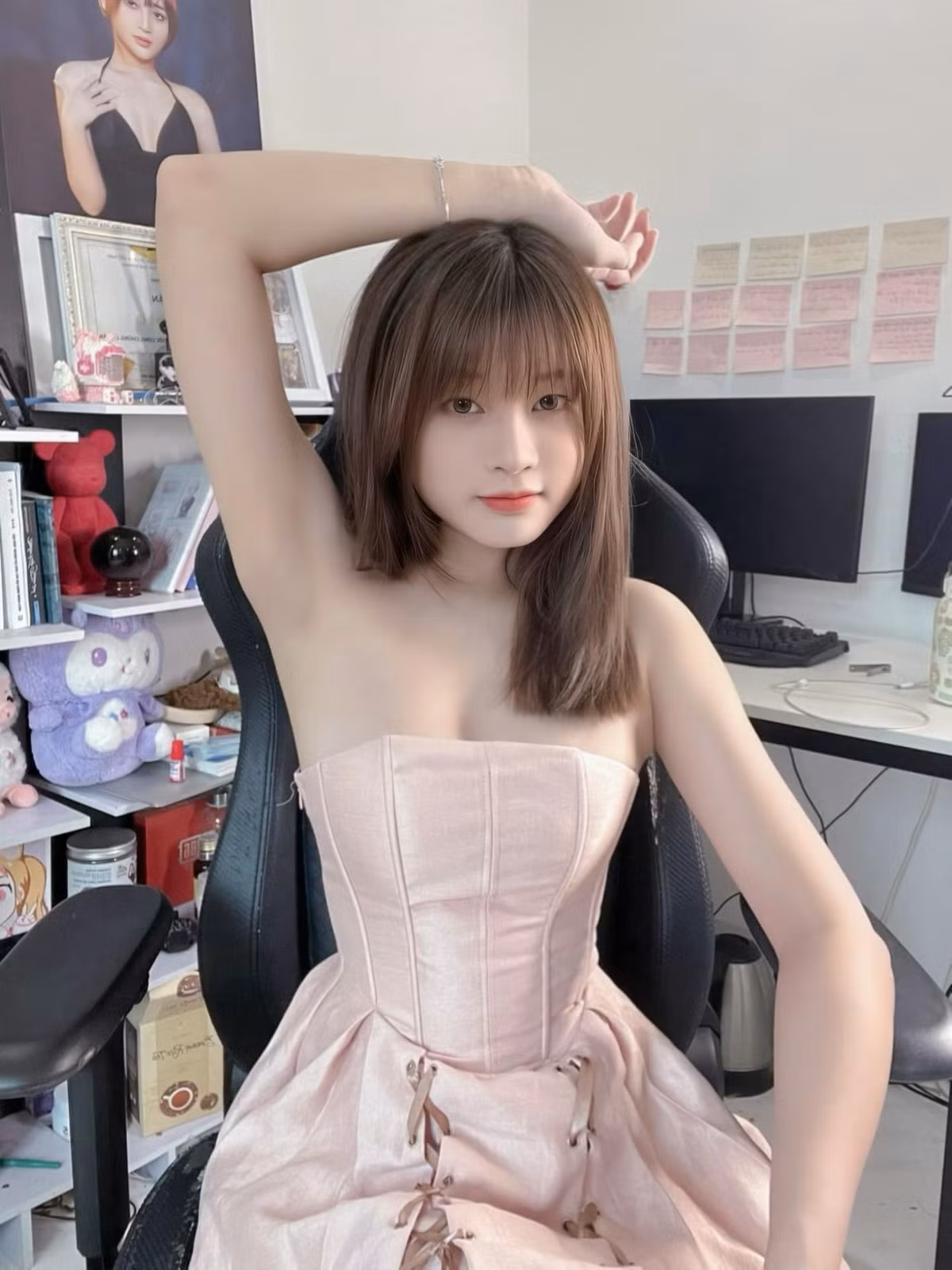 Chưa hết, nữ streamer cũng cực bạo miệng. Khi đàng trai cho biết mục tiêu phấn đấu khi 30 tuổi sẽ có nhà, xe và em bé thì Lyly phấn khích tuyên bố: "Đợi anh 30 thì phải 3 đứa" khiến người xem thích thú.