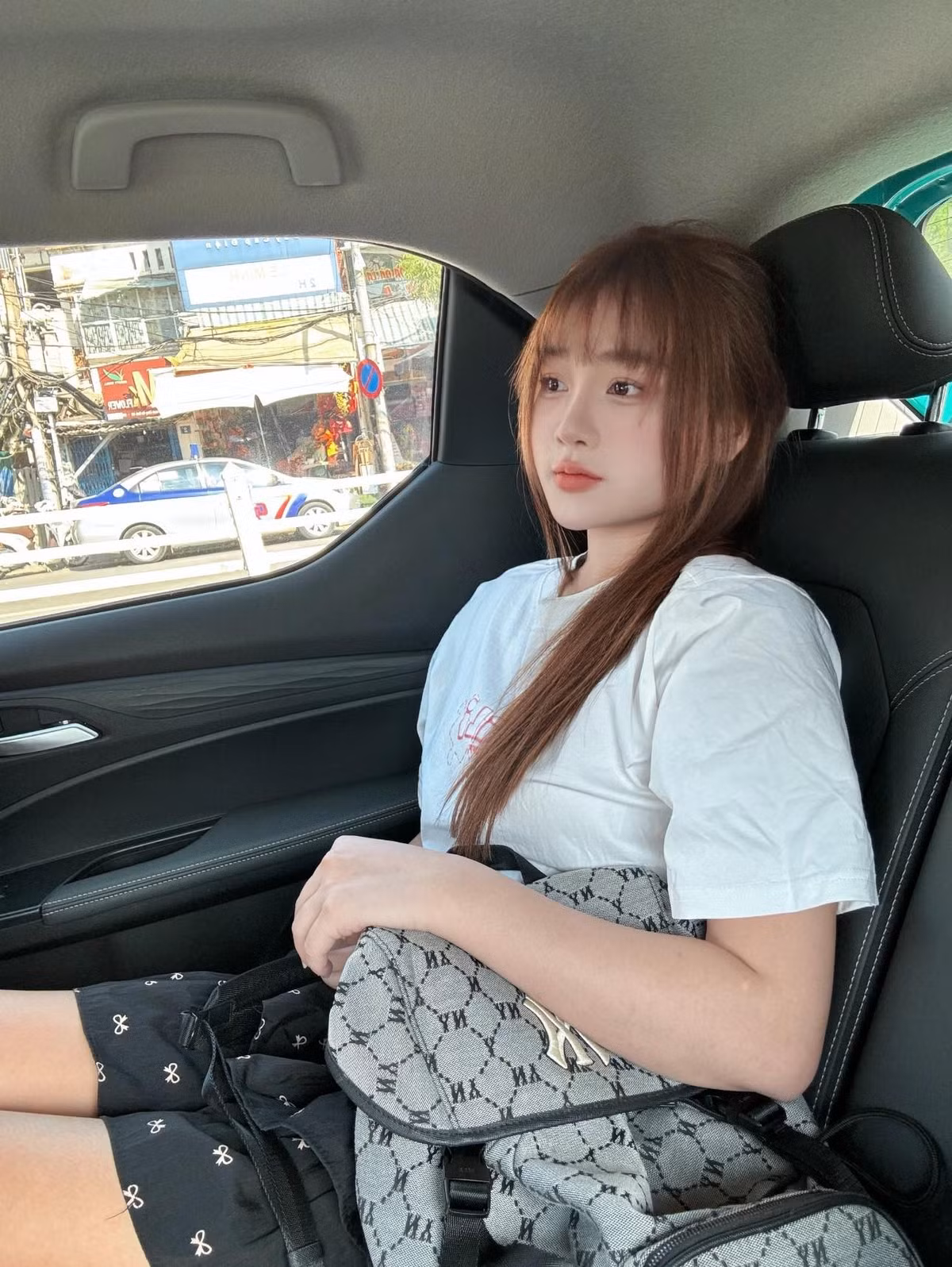 Cho những ai chưa biết, Soanh Trần là một TikToker nổi tiếng với những video hài hước và dễ thương. Anh chàng sở hữu ngoại hình điển trai, phong cách trẻ trung và đặc biệt là tính cách hòa đồng, dễ gần.