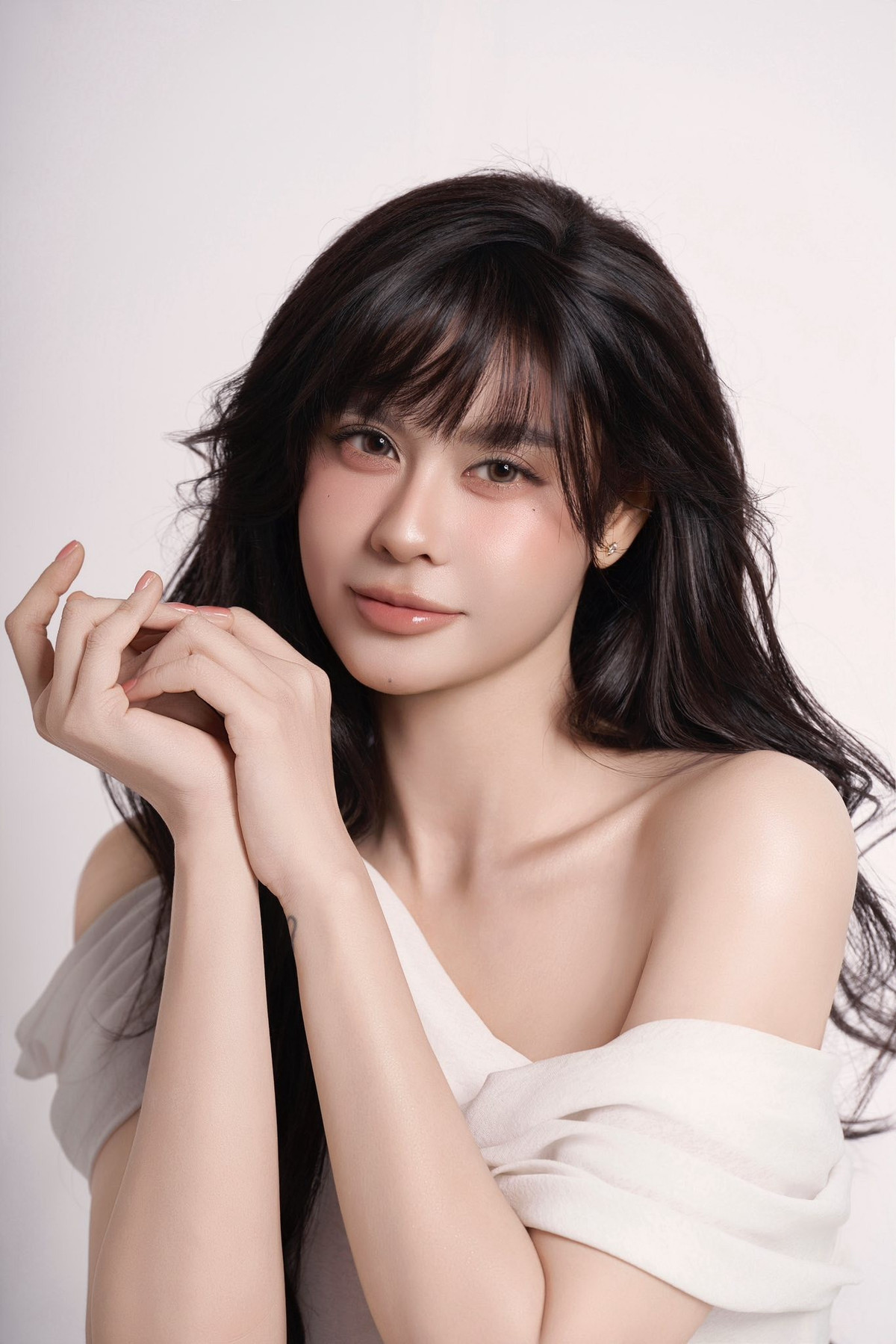 Không dừng lại ở diễn xuất, Trương Quỳnh Anh còn lấn sân sang ca hát và để lại dấu ấn riêng với loạt ca khúc nhạc trẻ được khán giả yêu thích như Đơn côi, Họa tâm, Bơ vơ.