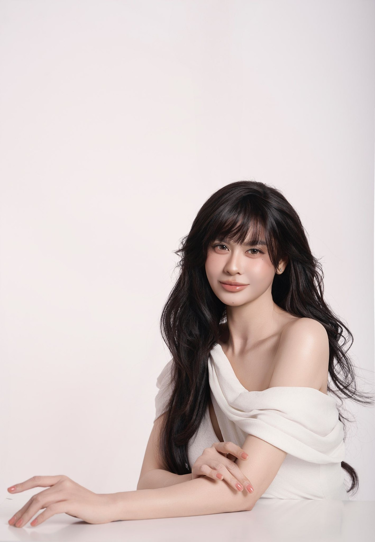 Ở lĩnh vực diễn xuất, nữ nghệ sĩ ghi điểm qua nhiều bộ phim truyền hình và điện ảnh như Một ngày không có em, Cầu vồng đơn sắc, Bóng ma học đường, Nữ đại gia… Với lối diễn tự nhiên, giàu cảm xúc, Trương Quỳnh Anh thường được giao những vai nữ chính có chiều sâu tâm lý.