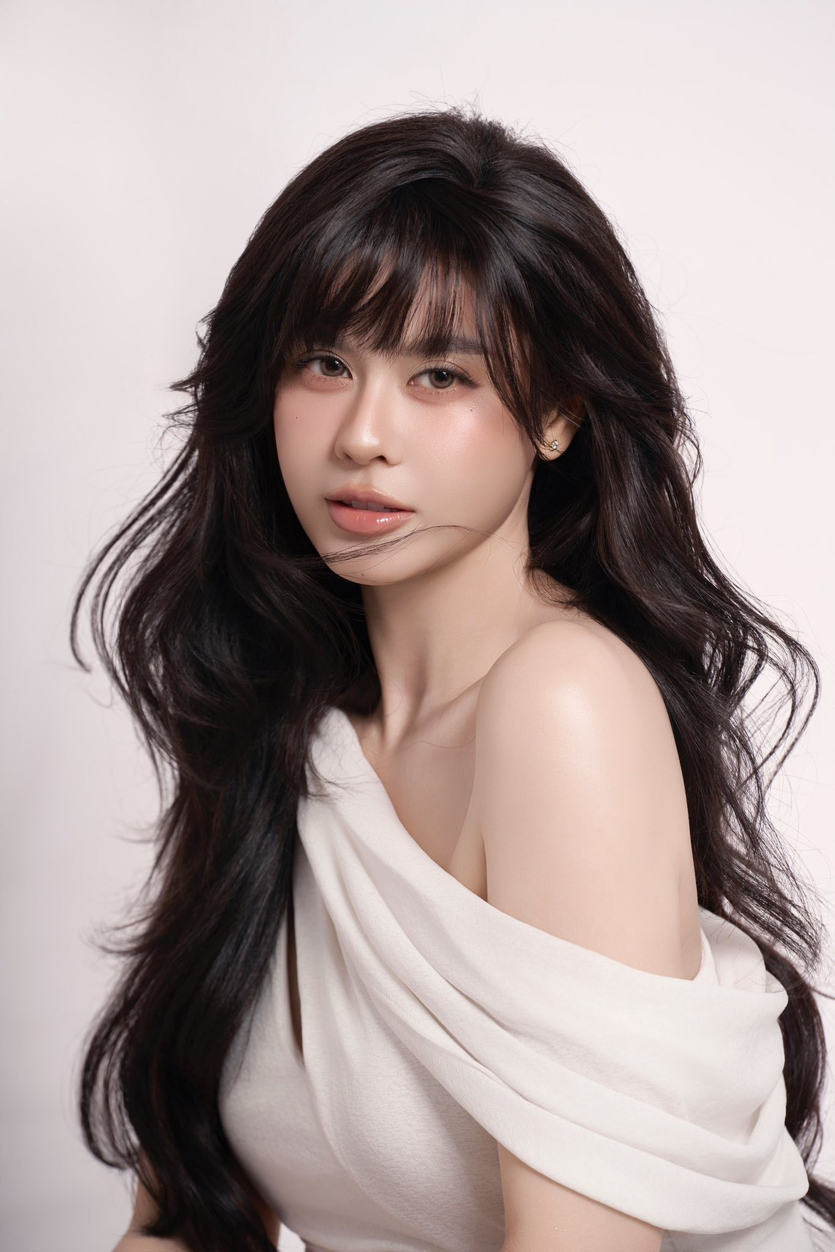 Ở tuổi 36, nữ ca sĩ – diễn viên Trương Quỳnh Anh vẫn giữ được vẻ ngoài trẻ trung, làn da mịn màng và thần thái nhẹ nhàng khiến nhiều người không tiếc lời khen ngợi, ví cô đẹp như “búp bê sống”.