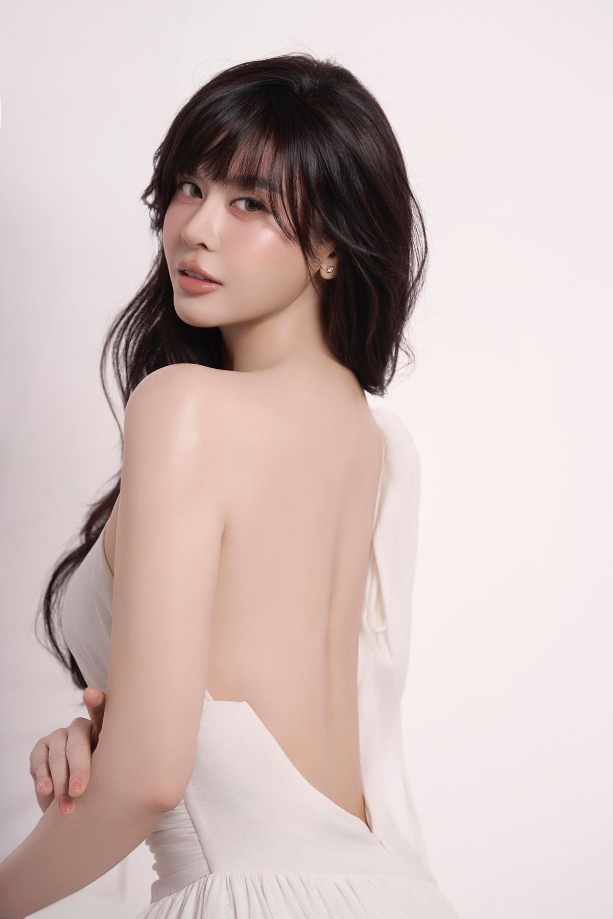 Trong bộ ảnh mới, Trương Quỳnh Anh lựa chọn phong cách tối giản với tông trang điểm trong veo, làm nổi bật những đường nét tự nhiên trên gương mặt.