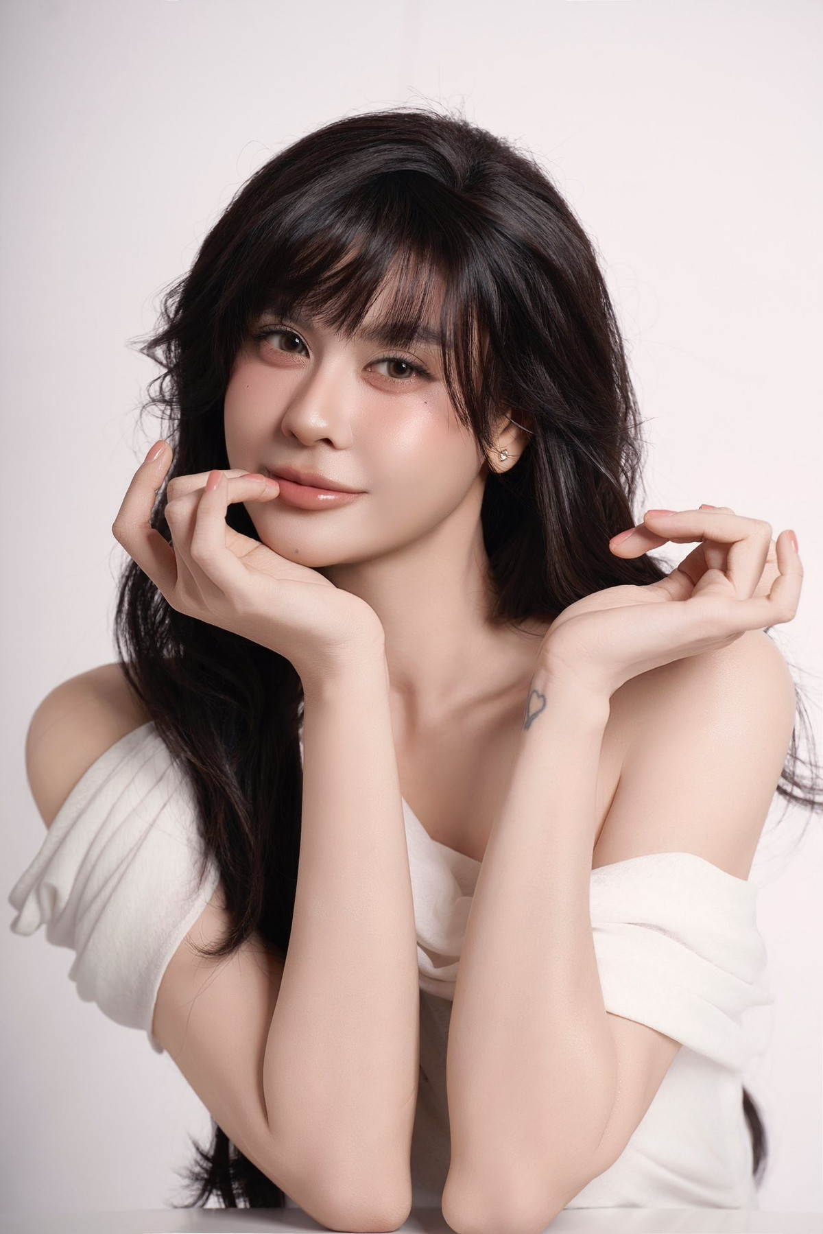 Không cần tạo dáng cầu kỳ hay trang phục lộng lẫy, Trương Quỳnh Anh vẫn toát lên vẻ đẹp mong manh, tinh tế. Mái tóc dài buông nhẹ, hơi xoăn tự nhiên ôm lấy gương mặt càng khiến tổng thể trở nên mềm mại, đúng chuẩn nhan sắc “hack tuổi” mà nhiều chị em mơ ước.