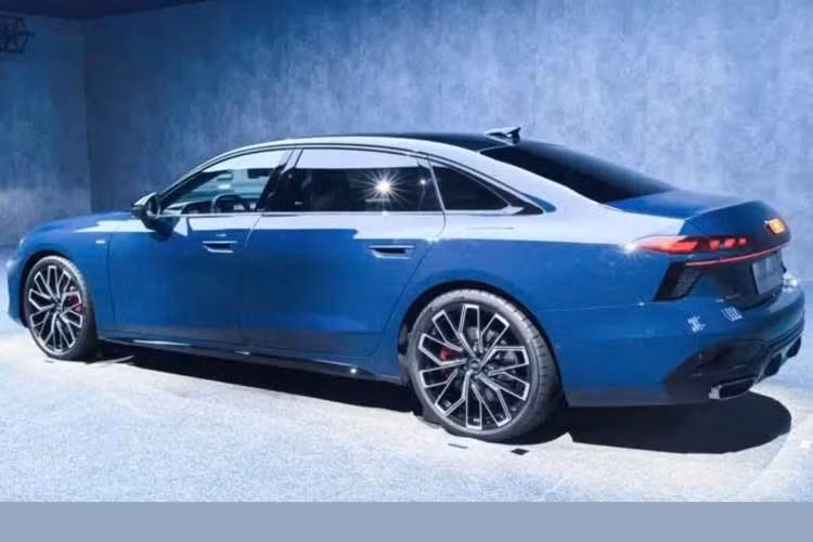 Xe được phát triển dựa trên kiến trúc mô-đun PPC tân tiến, tương tự mẫu Q5L vừa ra mắt đầu năm nay. Để phù hợp với thị hiếu đặc thù, thân xe được kéo dài thêm 139 mm, đưa kích thước tổng thể đạt 5.142 x 1.887 x 1.464 mm cùng chiều dài cơ sở tăng thêm 143 mm.