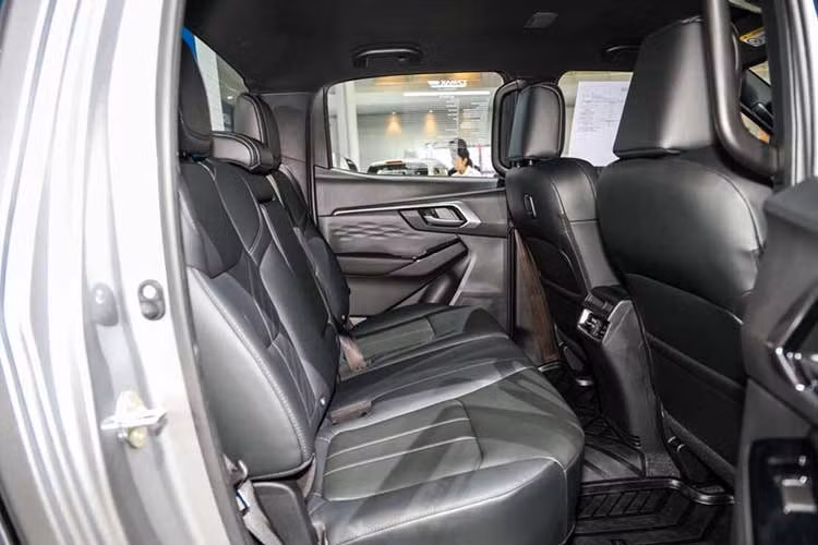 Ngoài ra, xe còn có màn hình cảm ứng trung tâm 9 inch, hỗ trợ kết nối Apple CarPlay không dây/Android Auto, hệ thống âm thanh 8 loa, điều hòa tự động với lọc bụi mịn PM2.5, cửa gió dành cho hàng ghế sau và cổng sạc USB.