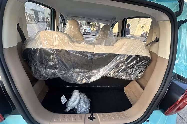 Khoang hành lý xe có thể mở rộng từ 123L lên 745L khi gập hàng ghế sau. Bảng đồng hồ kỹ thuật số 7 inch và màn hình trung tâm 8 inch được trang bị cho bản 300km. Vô lăng hai chấu tạo điểm nhấn lạ mắt cho nội thất, nhìn chung, nội thất của Mini EV 5 cửa gần giống với mẫu xe Bingo đang được bán tại Việt Nam.