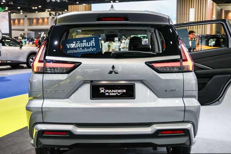 Về ngoại hình, Xpander Hybrid 2026 tinh chỉnh nhẹ thiết kế. Xe trang bị hệ thống đèn chiếu sáng LED, cản trước sau hầm hố. Ngoài ra, xe còn có sưởi kính sau và cảm biến gạt mưa tự động. Kích thước tổng thể của bản hybrid không thay đổi so với bản động cơ đốt trong.