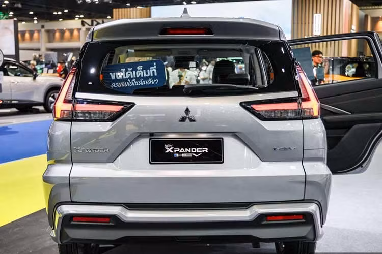 Về ngoại hình, Xpander Hybrid 2026 tinh chỉnh nhẹ thiết kế. Xe trang bị hệ thống đèn chiếu sáng LED, cản trước sau hầm hố. Ngoài ra, xe còn có sưởi kính sau và cảm biến gạt mưa tự động. Kích thước tổng thể của bản hybrid không thay đổi so với bản động cơ đốt trong.