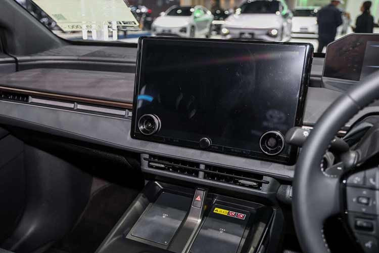 Phần táp lô xe nổi bật với màn hình trung tâm 14 inch, kết nối không dây Apple CarPlay/Android Auto, hệ thống điều hòa 2 vùng, lọc khí PM2.5 và đèn viền 64 màu. Phiên bản AWD có thêm hệ dẫn động X-MODE, âm thanh JBL 9 loa. ﻿