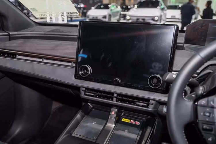 Phần táp lô xe nổi bật với màn hình trung tâm 14 inch, kết nối không dây Apple CarPlay/Android Auto, hệ thống điều hòa 2 vùng, lọc khí PM2.5 và đèn viền 64 màu. Phiên bản AWD có thêm hệ dẫn động X-MODE, âm thanh JBL 9 loa. ﻿