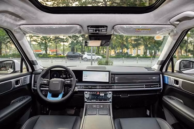 So với mức chi phí thực tế ban đầu, giá rao bán lại theo thông báo trên sàn xe cũ là 1,25 tỷ đồng, đồng nghĩa chủ xe có thể phải chấp nhận khoản lỗ từ 300 - 400 triệu đồng chỉ sau vài nghìn km sử dụng. Mức khấu hao này không hề nhỏ, đặc biệt với một mẫu xe vẫn còn rất mới và chưa có dấu hiệu xuống cấp rõ rệt.