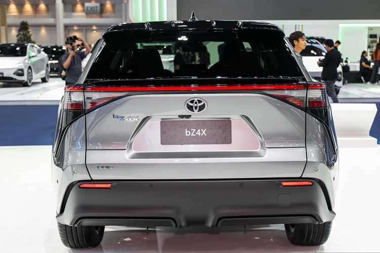 Toyota bZ4X 2026 tiếp tục được định vị là mẫu SUV điện dành cho khách hàng đô thị, với sự cân bằng giữa hiệu suất, phạm vi hoạt động và trang bị công nghệ. Với những trang bị cũng như thiết kế hiện đại, mẫu xe này hứa hẹn sẽ chinh phục được khách hàng tại Đông Nam Á.