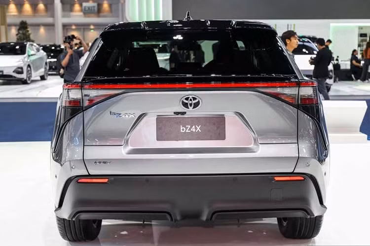 Toyota bZ4X 2026 tiếp tục được định vị là mẫu SUV điện dành cho khách hàng đô thị, với sự cân bằng giữa hiệu suất, phạm vi hoạt động và trang bị công nghệ. Với những trang bị cũng như thiết kế hiện đại, mẫu xe này hứa hẹn sẽ chinh phục được khách hàng tại Đông Nam Á.