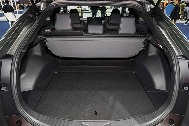 Cả hai phiên bản của bZ4X 2026 đều sử dụng bộ pin lithium-ion dung lượng 73,1 kWh. Theo công bố, phiên bản dẫn động cầu trước có thể đạt phạm vi hoạt động tối đa 525 km theo tiêu chuẩn WLTP, trong khi bản AWD đạt khoảng 481 km.