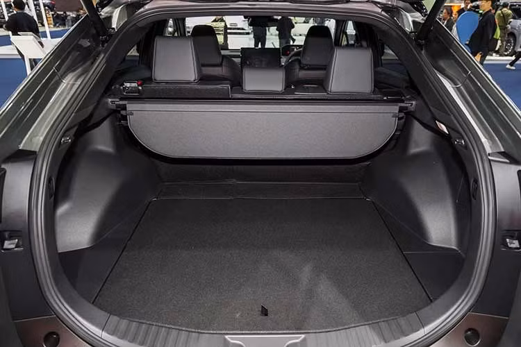 Cả hai phiên bản của bZ4X 2026 đều sử dụng bộ pin lithium-ion dung lượng 73,1 kWh. Theo công bố, phiên bản dẫn động cầu trước có thể đạt phạm vi hoạt động tối đa 525 km theo tiêu chuẩn WLTP, trong khi bản AWD đạt khoảng 481 km.