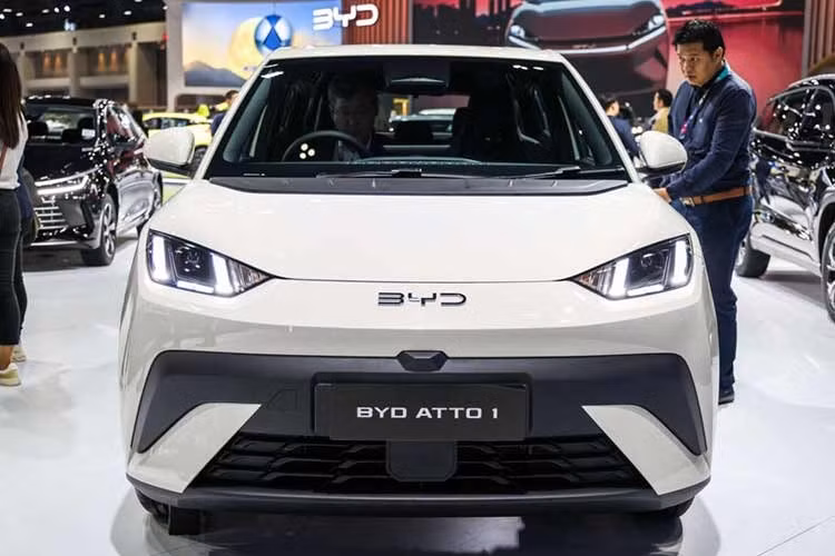 Nếu được đưa về Việt Nam, BYD Atto 1 sẽ cạnh tranh trực tiếp với VinFast VF5 (529 triệu đồng). Đây sẽ là thách thức lớn với mẫu xe Trung Quốc bởi sản phẩm Việt đang là một trong những mẫu ô tô được ưa chuộng nhất thị trường trong nước, nhờ ưu đãi miễn phí sạc đến năm 2029 và hạ tầng trạm sạc độc quyền.