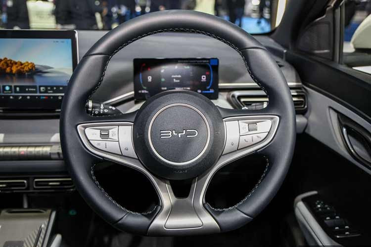 Là mẫu ôtô điện giá rẻ nhưng BYD Atto 1 sở hữu trang bị tiêu chuẩn khá đầy đủ với đèn pha LED tự động bật/tắt, đèn LED định vị ban ngày, đèn hậu LED, cần gạt mưa tự động, bảng đồng hồ kỹ thuật số 7 inch, ghế bọc da tổng hợp, vô lăng chỉnh lên/xuống, màn hình thông tin giải trí dạng cảm ứng 10,1 inch, hỗ trợ kết nối Android Auto/Apple CarPlay...