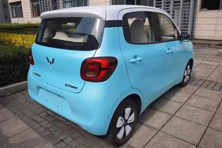 Cả 2 phiên bản đều sẽ được trang bị cổng sạc chuẩn CCS2 châu Âu và có khả năng sạc chậm AC lẫn sạc nhanh DC. Đúng như tên gọi, bản 205km có tầm hoạt động 205km mỗi lần sạc đầy, với thời gian sạc DC từ 30-80% trong 35 phút và AC từ 20-100km trong 3,5 giờ.