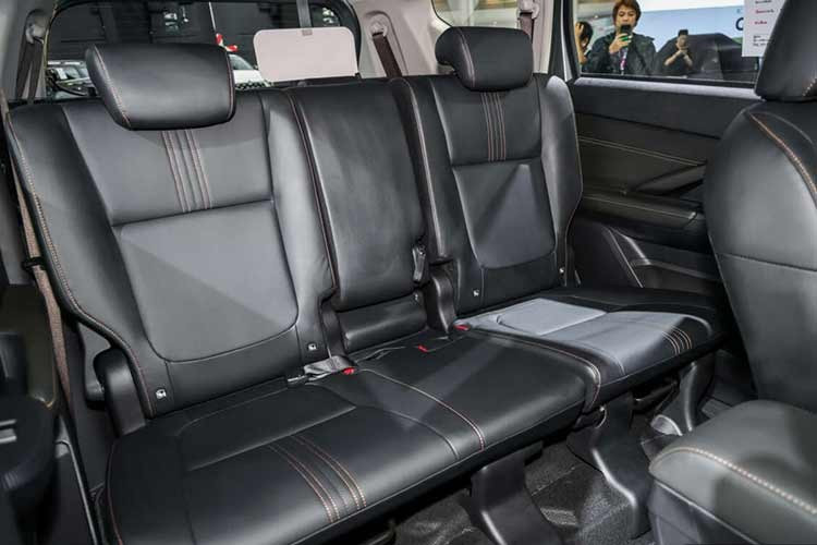 Xpander HEV 2026 có cấu hình ghế linh hoạt với hàng ghế thứ hai gập 40:20:40, trượt tiến/lùi, hàng ghế thứ ba gập 50:50 và có thể ngả lưng. Xe cũng được bố trí nhiều tiện ích như cổng sạc USB Type-A và USB Type-C cho hàng ghế sau, ổ điện 12V, khay để cốc và nhiều hộc chứa đồ, phù hợp cho các gia đình nhỏ.