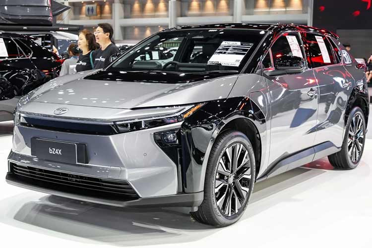 Tại thị trường Thái Lan, mẫu xe SUV điện Toyota bZ4X facelift 2026 được phân phối với hai phiên bản gồm dẫn động cầu trước (FWD) và dẫn động bốn bánh (AWD), với mức giá khởi điểm lần lượt từ 1.529.000 Baht (tương đương 1,2 tỷ đồng) và 1.649.000 Baht (tương đương 1,3 tỷ đồng).