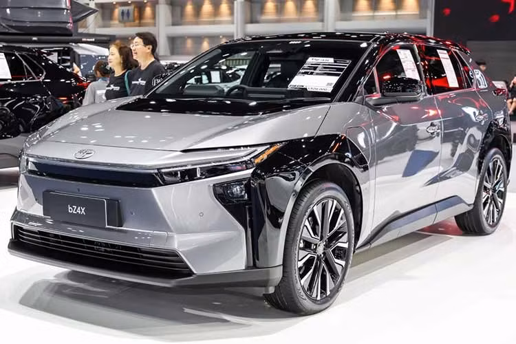 Tại thị trường Thái Lan, mẫu xe SUV điện Toyota bZ4X facelift 2026 được phân phối với hai phiên bản gồm dẫn động cầu trước (FWD) và dẫn động bốn bánh (AWD), với mức giá khởi điểm lần lượt từ 1.529.000 Baht (tương đương 1,2 tỷ đồng) và 1.649.000 Baht (tương đương 1,3 tỷ đồng).