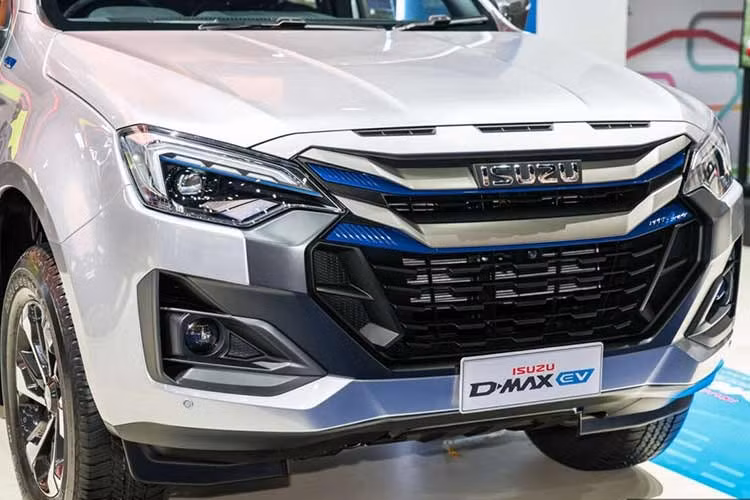 Bên cạnh đó là cổng sạc được đặt ở vị trí nắp bình nhiên liệu cũ, tạo cảm giác quen thuộc cho người dùng. Ngoài ra, xe còn được bổ sung màu sơn xanh “Norwegian Blue” độc quyền va bộ mâm hợp kim 18 inch.