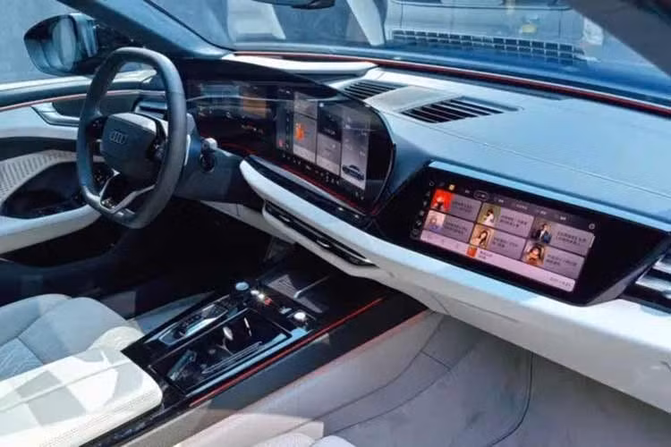 Trên các phiên bản cao cấp, Audi trang bị cho xe ghế da Nappa chỉnh điện 18 hướng cho hàng ghế trước, trong khi hàng ghế sau có thể điều chỉnh độ ngả lưng lên tới 35 độ. Hệ thống giải trí tiêu chuẩn là dàn âm thanh Bang &amp; Olufsen 16 loa, có thể nâng cấp lên 20 loa cho trải nghiệm âm nhạc sống động.