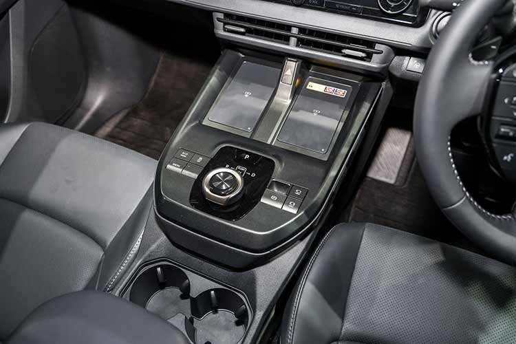 Về vận hành, phiên bản FWD sử dụng một mô-tơ điện đặt phía trước, cho công suất 224 PS và mô-men xoắn 269 Nm. Trong khi đó, bản AWD được trang bị hệ dẫn động hai mô-tơ, bổ sung thêm động cơ điện phía sau, nâng tổng công suất lên 343 PS.