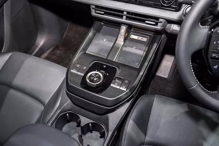 Về vận hành, phiên bản FWD sử dụng một mô-tơ điện đặt phía trước, cho công suất 224 PS và mô-men xoắn 269 Nm. Trong khi đó, bản AWD được trang bị hệ dẫn động hai mô-tơ, bổ sung thêm động cơ điện phía sau, nâng tổng công suất lên 343 PS.