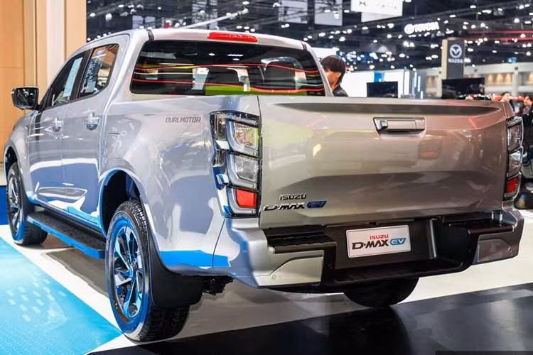 Mẫu xe bán tải Isuzu D-Max EV 2026 chạy điện đã được thay đổi ở một số khu vực ngoại thất như logo EV mới ở chắn bùn trước và cửa thùng hàng cùng sự biến mất của ống xả phía sau.