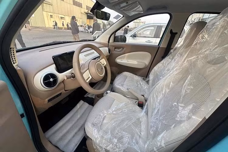 Trong khi đó Wuling Macaron EV 2026 bản 300km được công bố tầm hoạt động 300km mỗi lần sạc đầy, với thời gian sạc DC từ 30-80% trong 35 phút và AC từ 20-100km trong 4,5 giờ. Tốc độ tối đa của 2 phiên bản vào khoảng 100km/h.