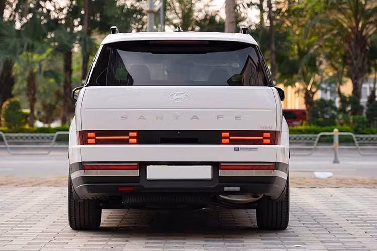 Trong đó có lệ phí trước bạ (10 - 12% tùy địa phương nếu không có ưu đãi), phí đăng ký biển số, phí đăng kiểm, bảo hiểm trách nhiệm dân sự và thường cả bảo hiểm thân vỏ. Tổng chi phí lăn bánh vì vậy có thể đội lên khoảng 1,6 - 1,7 tỷ đồng, thậm chí cao hơn nếu mua kèm phụ kiện hay gói dịch vụ.