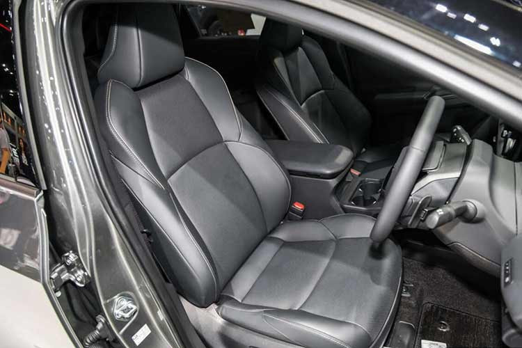 Không gian hàng ghế sau rộng rãi thoáng đãng với chiều dài cơ sở lên đến 2.850 mm cùng trang bị cửa sổ trời. Tiện ích ở đây còn có bệ tỳ tay trung tâm, cửa gió điều hòa sau và cổng sạc điện thoại...