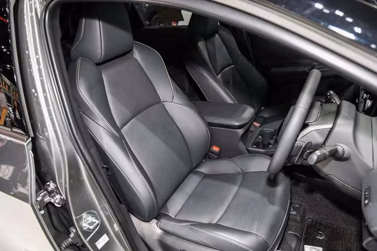 Không gian hàng ghế sau rộng rãi thoáng đãng với chiều dài cơ sở lên đến 2.850 mm cùng trang bị cửa sổ trời. Tiện ích ở đây còn có bệ tỳ tay trung tâm, cửa gió điều hòa sau và cổng sạc điện thoại...