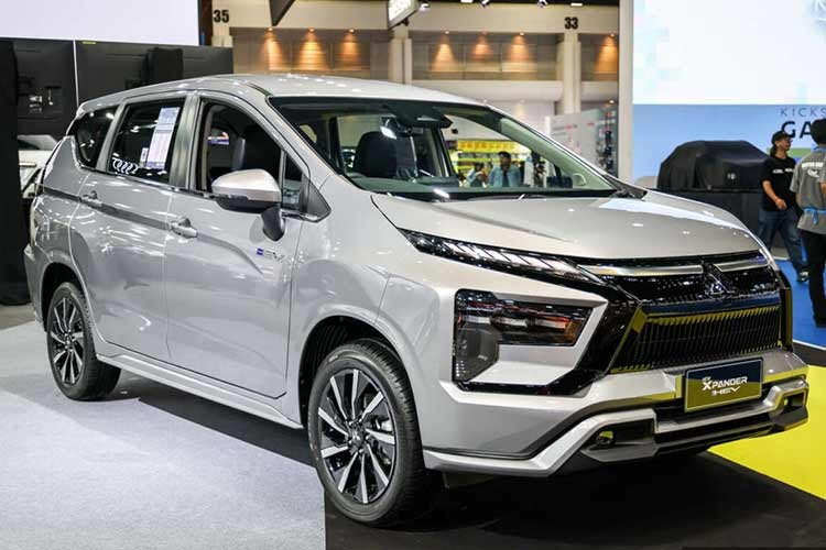 Ra mắt tại Triển lãm Ô tô Quốc tế Bangkok, Thái Lan, Xpander Hybrid 2026 được phân phối song song với biến thể Xpander Cross Hybrid. Mẫu xe MPV cỡ nhỏ này tiếp tục giữ nguyên kích thước đặc trưng trong phân khúc MPV cỡ nhỏ, phù hợp với nhiều điều kiện đường sá.