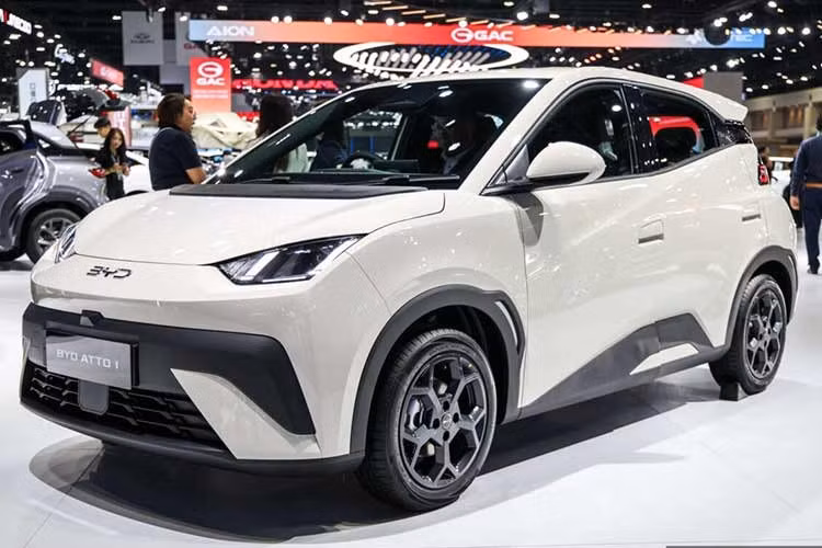 Mẫu xe điện cỡ nhỏ BYD Atto 1 hay còn được biết đến với tên gọi Seagull đã chính thức ra mắt tại Thái Lan trong khuôn khổ Triển lãm Ô tô Quốc tế Bangkok (BIMS) năm nay. Đây là thị trường Đông Nam Á tiếp theo đón nhận mẫu ôtô điện Trung Quốc này, sau Indonesia.
