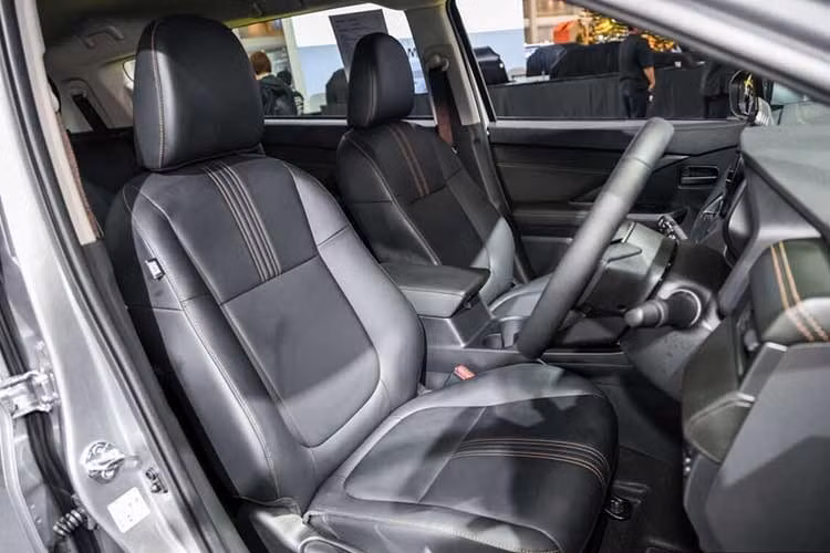 Nội thất với ghế da tổng hợp màu đen, trang trí thêm với điểm nhấn màu đồng ở nhiều vị trí. Sau vô-lăng là màn hình LCD 8 inch. Ở trung tâm là màn hình cảm ứng giải trí 10 inch, hỗ trợ kết nối Apple CarPlay/Android Auto.