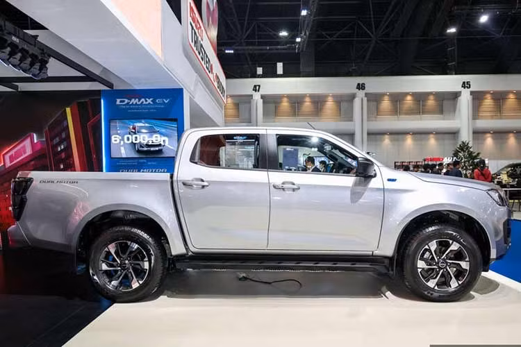 Như thông tin đã đưa, Isuzu D-Max EV vốn là phiên bản thương mại của mẫu xe concept đã trình làng vào năm 2024. So với bản máy dầu thông thường, mẫu xe bán tải thuần điện này sở hữu thiết kế không quá khác biệt.