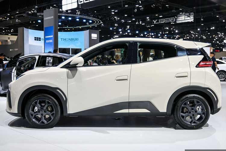 Tại thị trường Thái Lan, BYD Atto 1 2026 chạy điện có giá khởi điểm từ 429.900 Baht (khoảng 352 triệu đồng). Được nhập khẩu nguyên chiếc từ Trung Quốc, đây là là một trong những mẫu xe điện có giá dễ tiếp cận nhất tại thị trường này.