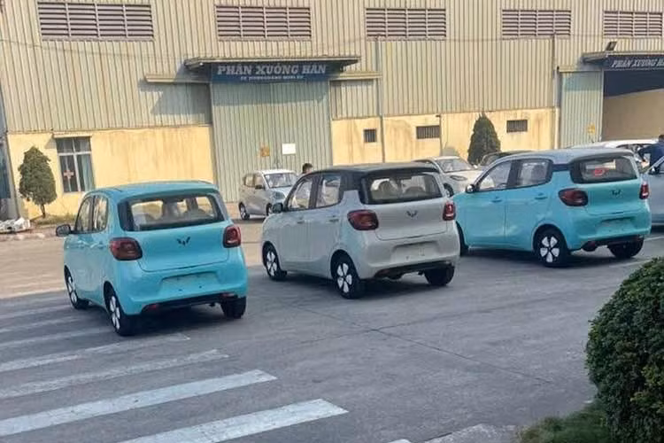 Theo một số tư vấn viên tại đại lý Wuling Việt Nam cho hay, mẫu xe điện cỡ nhỏ Wuling Macaron 2026 dự kiến sẽ ra mắt vào tháng 6 tới đây. Theo nhà phân phối công bố, Macaron sẽ có 2 phiên bản là 205km và 300km. Cả 2 chia sẻ chung kích thước (dài x rộng x cao) tương ứng là (3.256 x 1.510 x 1.578)mm, với chiều dài cơ sở 2.190mm.