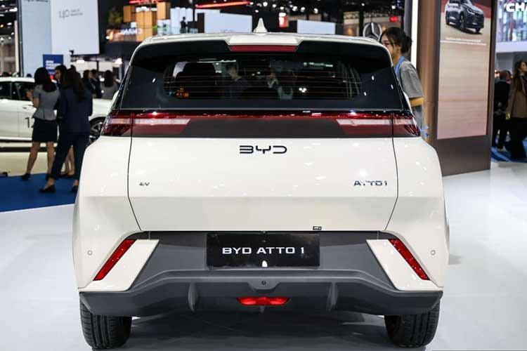 Trong danh mục sản phẩm của BYD, Atto 1 được định vị dưới Dolphin, trở thành mẫu xe điện nhỏ nhất của thương hiệu này tại thị trường Thái Lan. Xe sở hữu kích thước dài x rộng x cao lần lượt 3.925 x 1.720 x 1.590 mm và chiều dài cơ sở 2.500 mm. Khoang hành lý có dung tích tiêu chuẩn 230 lít hoặc 930 lít nếu gập hàng ghế sau.
