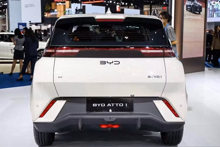 Trong danh mục sản phẩm của BYD, Atto 1 được định vị dưới Dolphin, trở thành mẫu xe điện nhỏ nhất của thương hiệu này tại thị trường Thái Lan. Xe sở hữu kích thước dài x rộng x cao lần lượt 3.925 x 1.720 x 1.590 mm và chiều dài cơ sở 2.500 mm. Khoang hành lý có dung tích tiêu chuẩn 230 lít hoặc 930 lít nếu gập hàng ghế sau.