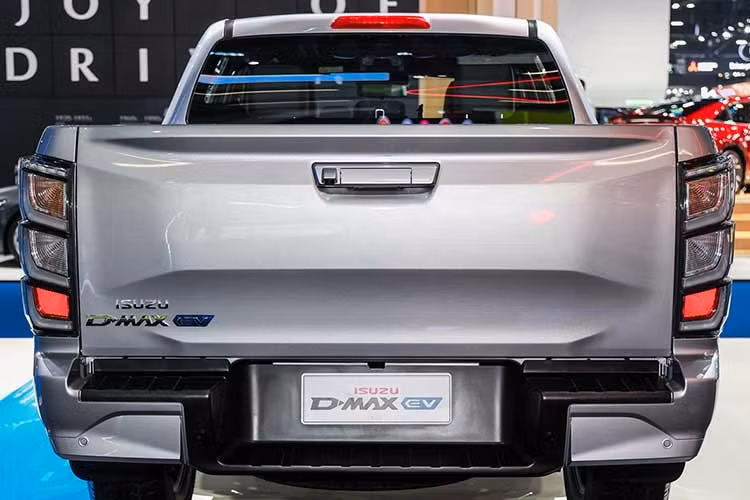 Nếu chỉ chạy trong thành phố, phạm vi hoạt động của xe sẽ tăng lên 361 km. Với bộ sạc nhanh DC với công suất sạc tối đa 50 kW, thời gian nạp pin từ 20% đến 80% rơi vào khoảng 1 giờ. Bên cạnh đó là bộ sạc chậm AC với công suất sạc 11 kW. Khả năng off-road cũng ấn tượng khi xe có thể lội nước 600 mm. Trong khi đó, hệ thống treo sau được nâng cấp sang loại De-Dion thay vì dùng nhíp lá, giúp cải thiện độ êm ái.