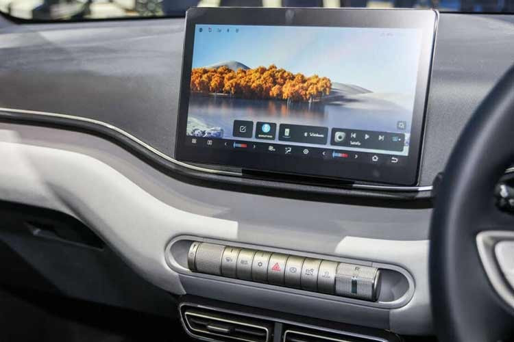 Ngoài ra, xe còn được trang bị hệ thống âm thanh 4 loa, thẻ mở khóa NFC, điều hòa tự động có lọc bụi PM2.5, camera lùi và 4 túi khí. Bên cạnh đó là các hệ thống an toàn cơ bản như hệ thống chống bó cứng phanh ABS, kiểm soát lực kéo và kiểm soát thân xe chủ động VDC.