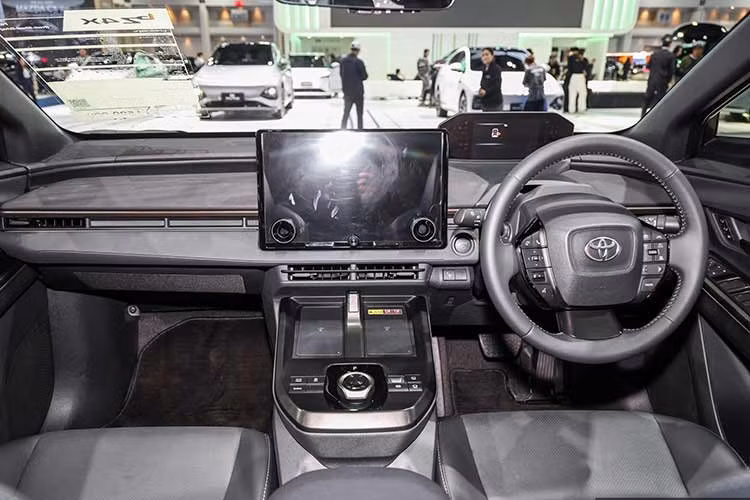 Về nội thất, Toyota bZ4X 2026 sở hữu vô lăng bọc da tích hợp loạt phím điều khiển chức năng, hỗ trợ người lái. Phía sau là bảng đồng hồ kỹ thuật số thiết kế đặt nổi, hiển thị rõ ràng sắc nét các thông số vận hành.﻿