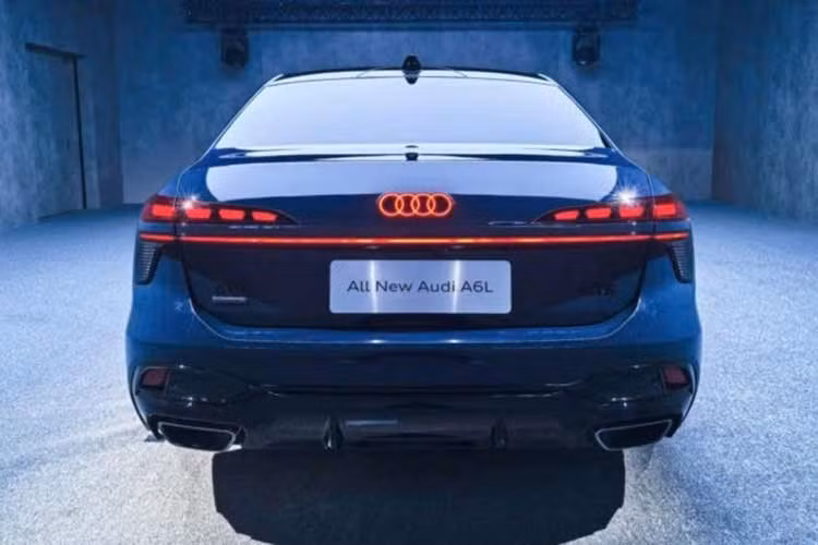 Cao cấp nhất là phiên bản Quattro Flagship sở hữu khối động cơ V6 3.0L kết hợp mô-tơ điện, cho tổng công suất lên đến 386 mã lực. Sức mạnh này cho phép mẫu sedan to lớn bứt tốc 0-100 km/h chỉ trong 4,6 giây. Phiên bản này còn được trang bị hệ thống treo khí nén, mang lại sự êm ái tối đa trên mọi hành trình.