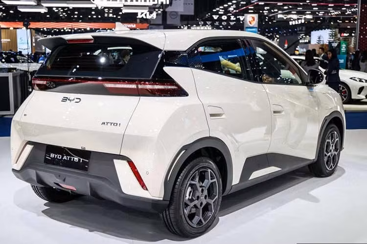 Mức giá trên được áp dụng cho phiên bản tiêu chuẩn Dynamic. Phiên bản này được trang bị mô-tơ điện đặt phía trước, cho công suất tối đa 74 mã lực và mô-men xoắn cực đại 135 Nm. Xe có khả năng tăng tốc từ 0-50 km/h trong 4,9 giây, phù hợp với điều kiện vận hành đô thị. Người điều khiển có thể lựa chọn các chế độ lái gồm Eco, Normal và Sport.