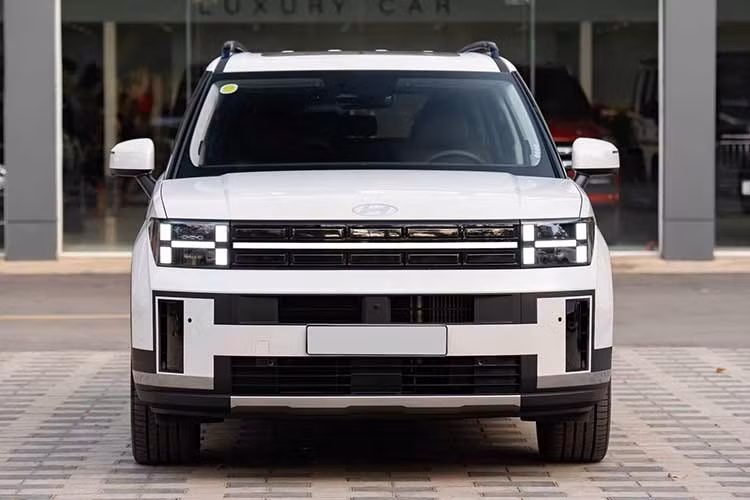 Chỉ mới lăn bánh với odo hơn 3.700 km, một chiếc Hyundai SantaFe Hybrid 1.6 HTRAC sản xuất 2025 đang được rao bán lại với giá 1,25 tỷ đồng trên sàn xe cũ Hà Nội, thấp hơn đáng kể so với giá niêm yết khoảng 1,45 tỷ đồng. Con số này cho thấy chủ xe đã chấp nhận khoản lỗ lên tới hàng trăm triệu đồng chỉ sau thời gian ngắn sử dụng.